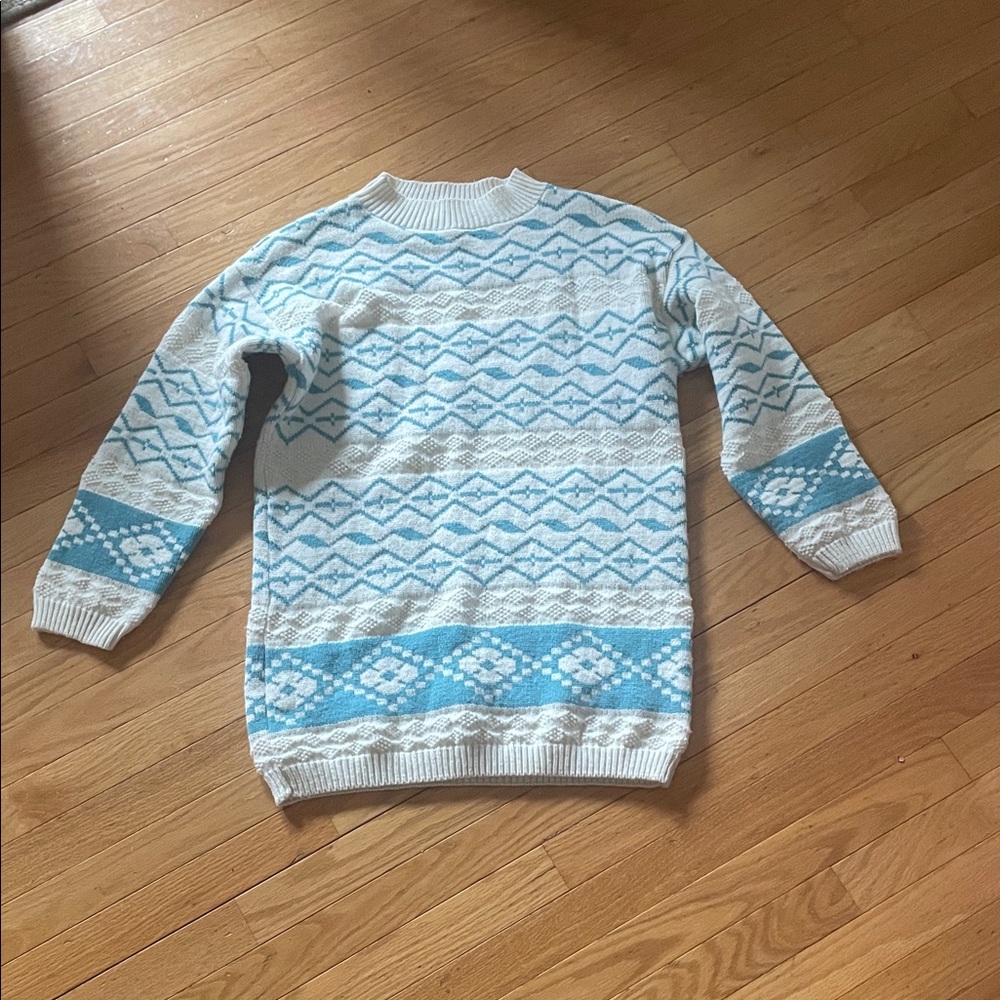 v i n t a g e :: 
Blue and White Patterned long Sweater